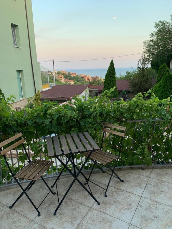 Sunray Guest House, Private Rooms & Apartment With Lovely Sea View Варна Екстер'єр фото