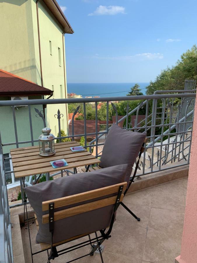 Sunray Guest House, Private Rooms & Apartment With Lovely Sea View Варна Екстер'єр фото