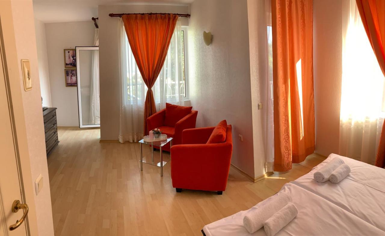 Sunray Guest House, Private Rooms & Apartment With Lovely Sea View Варна Екстер'єр фото